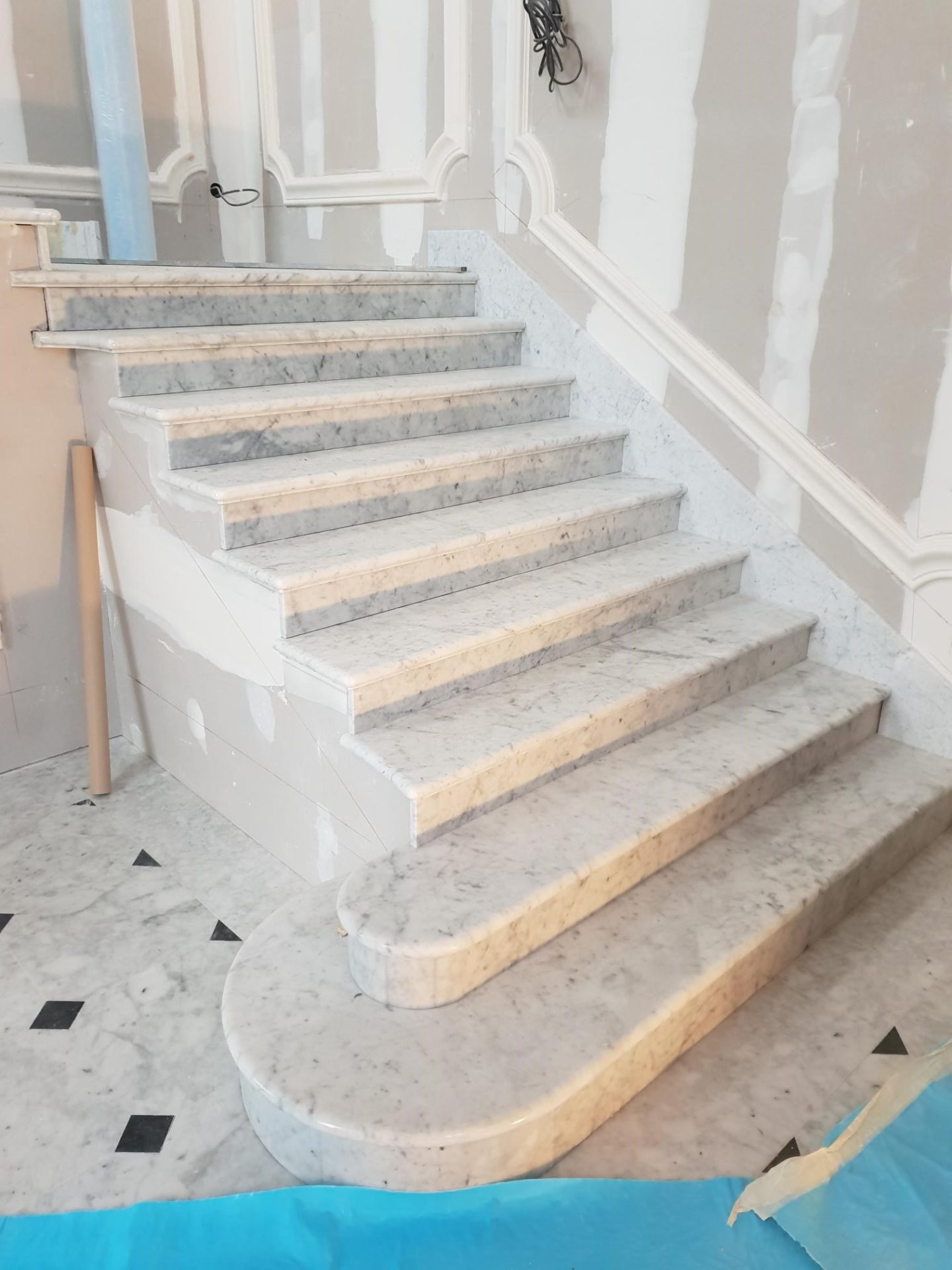 escalier-en-marbre-blanc-de-carrare-marbrerie-roches-et-pierres