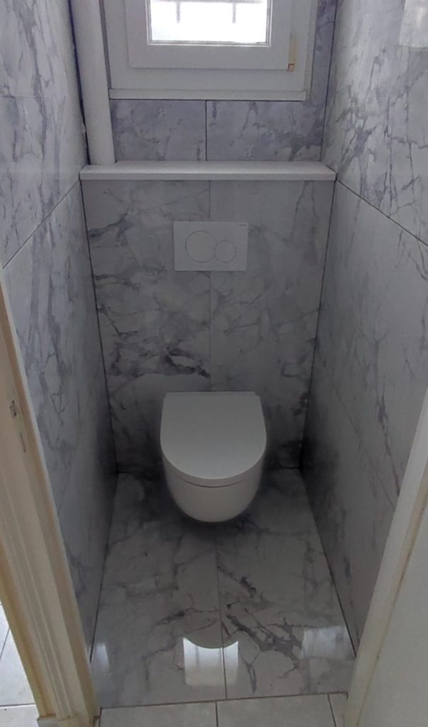 Habillage d'un espace WC en céramique Marbrerie Roches et Pierres — free download